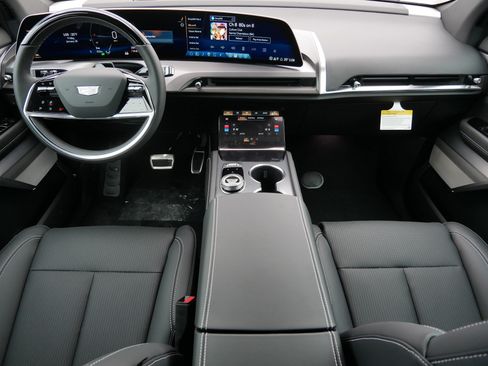 Used 2026 Cadillac Vistiq Luxury w/ LPO, Floor Liner Package AWD/4WD image 8