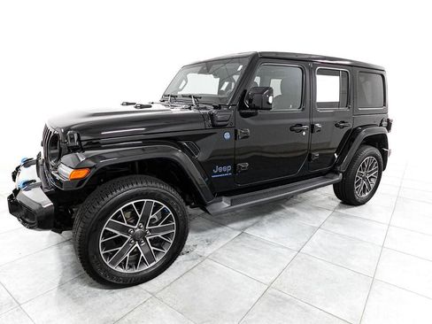 Used 2023 Jeep Wrangler Unlimited Sahara AWD/4WD image 3