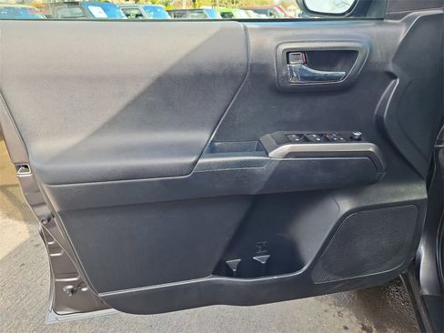 Used 2018 Toyota Tacoma TRD Sport w/ Technology Package image 11