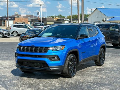 Used 2023 Jeep Compass Latitude w/ Convenience Group AWD/4WD image 5