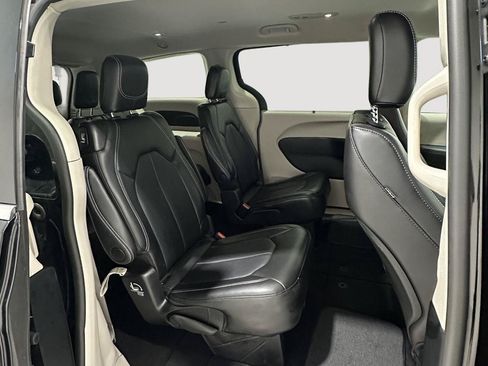 Used 2024 Chrysler Pacifica Touring-L FWD image 21