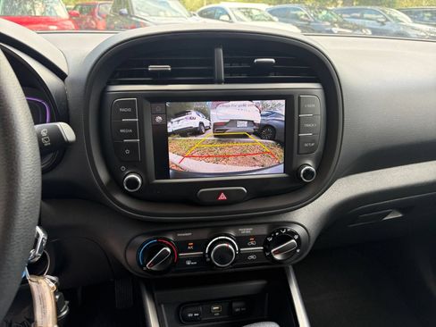 Used 2025 Kia Soul LX w/ LX Technology Package FWD image 17