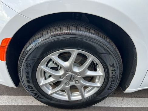 Used 2025 Chrysler Pacifica Select image 14