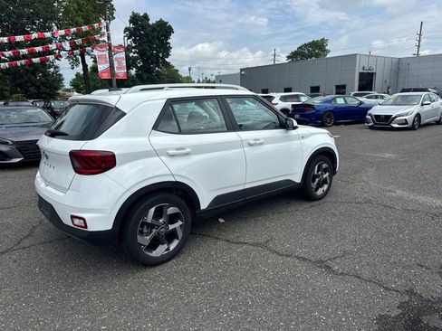 Used 2025 Hyundai Venue SEL FWD image 4