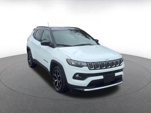 Used 2025 Jeep Compass Limited AWD/4WD image 3