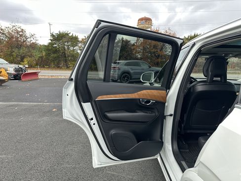 Used 2022 Volvo XC90 T6 Momentum w/ Advanced Package image 28