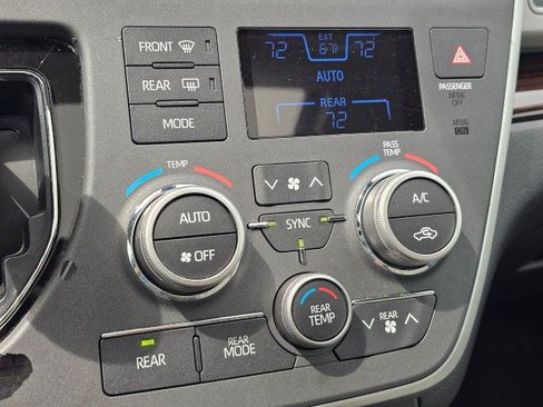 Used 2020 Toyota Sienna Limited FWD image 35
