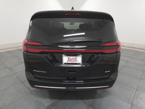 New 2026 Chrysler Pacifica Select image 4