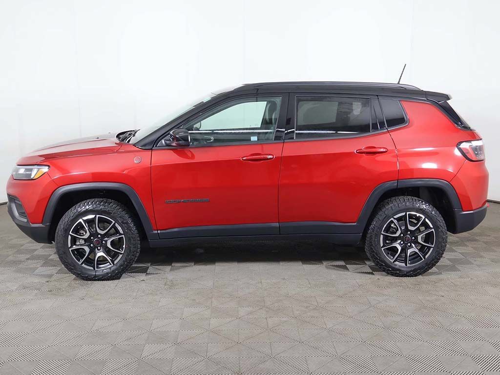 Used 2025 Jeep Compass Trailhawk AWD/4WD image 15
