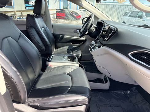 Used 2023 Chrysler Pacifica Touring-L FWD image 16