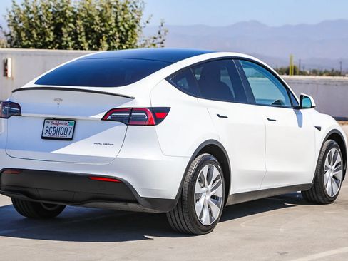 Used 2023 Tesla Model Y Long Range AWD/4WD image 5