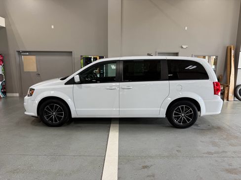 Used 2018 Dodge Grand Caravan SE FWD image 1