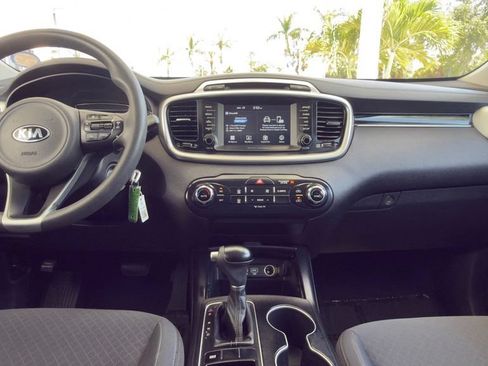Used 2018 Kia Sorento FWD image 18