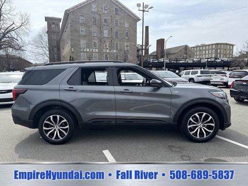 Used 2025 Ford Explorer ST-Line AWD/4WD image 3