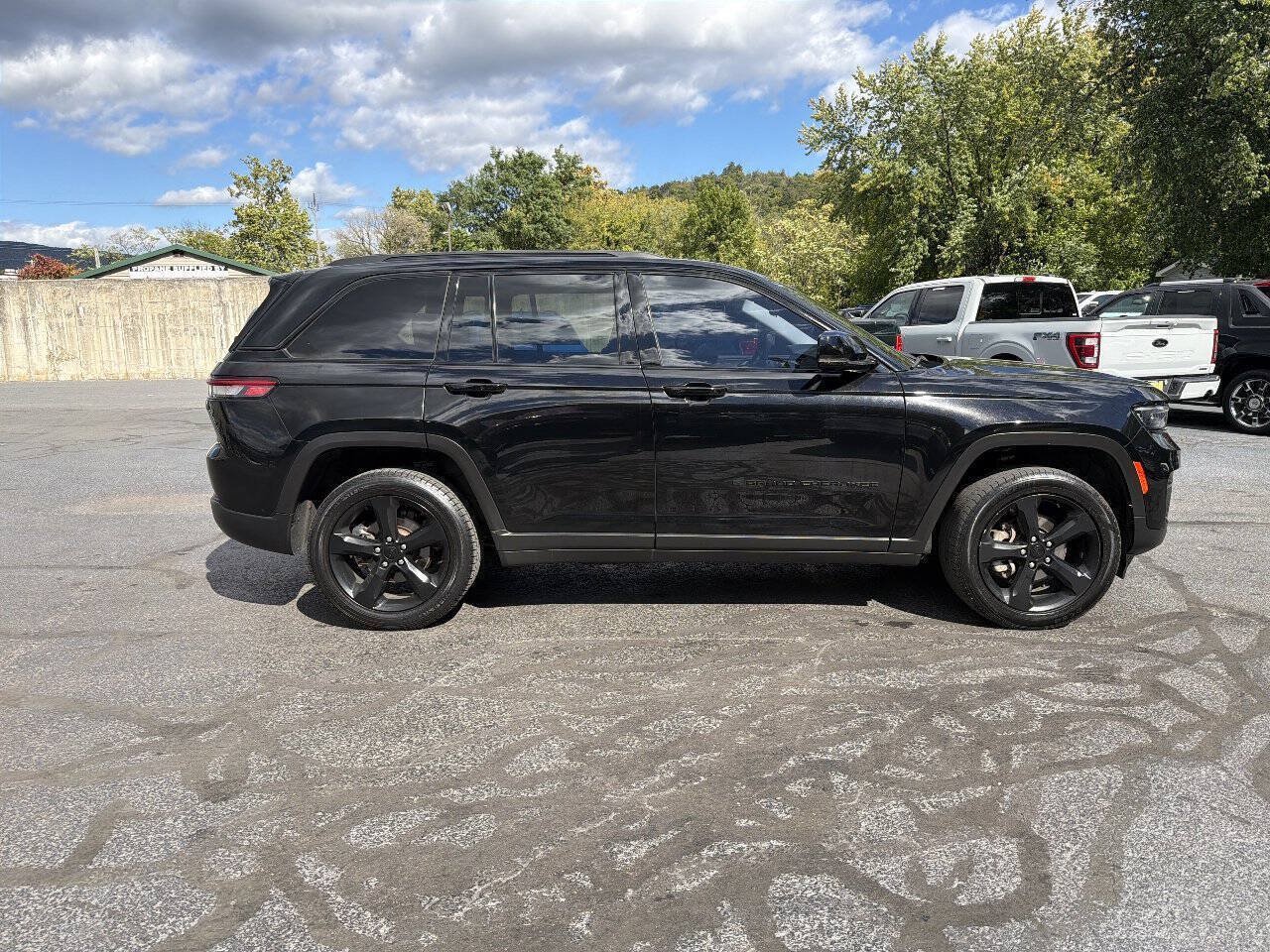 Used 2023 Jeep Grand Cherokee Limited w/ Black Appearance Package AWD/4WD image 9