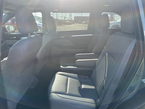 Used 2019 Toyota Highlander XLE AWD/4WD image 13