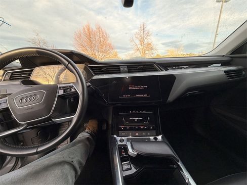 Used 2022 Audi e-tron Premium w/ Convenience Plus Package image 4