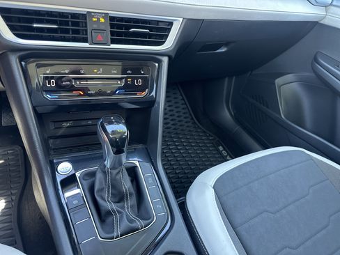 Used 2025 Volkswagen Taos SE w/ Panoramic Sunroof Package FWD image 19