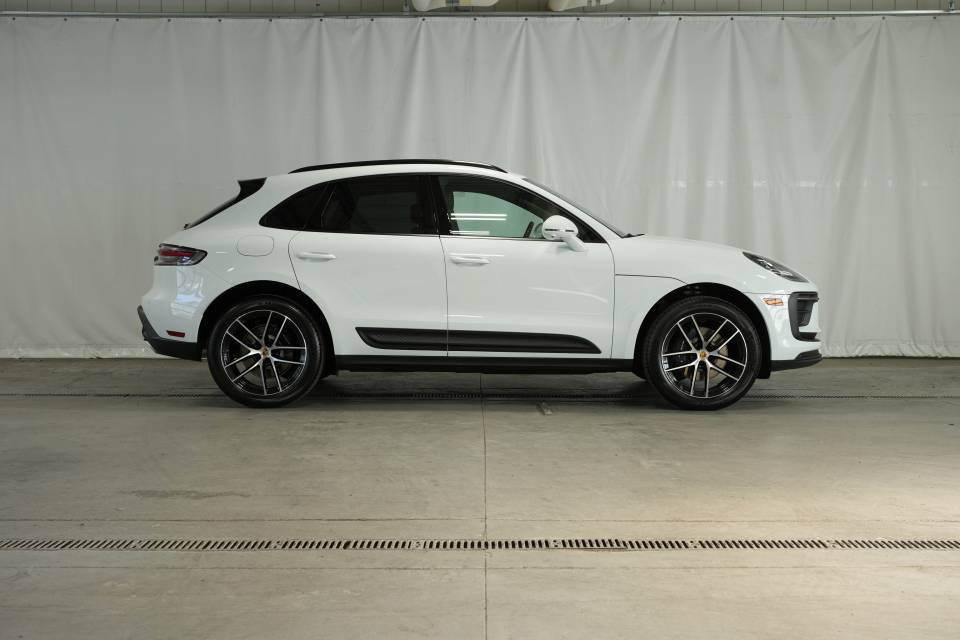 Certified 2025 Porsche Macan AWD/4WD image 8