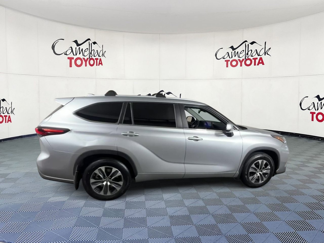 Used 2024 Toyota Highlander XLE FWD image 3