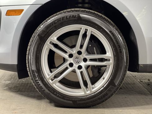Certified 2025 Porsche Macan image 11