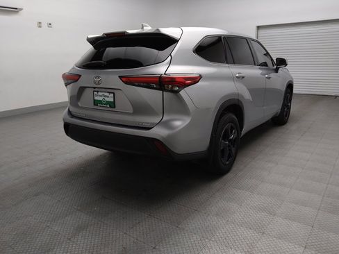 Used 2021 Toyota Highlander LE AWD/4WD image 9
