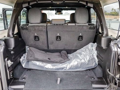 Used 2024 Jeep Wrangler Unlimited image 31