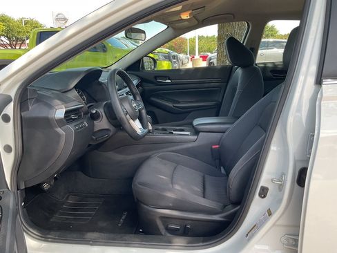 Used 2025 Nissan Altima 2.5 SV FWD image 7