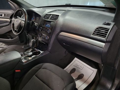Used 2018 Ford Explorer XLT image 25