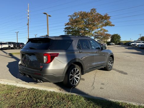 Used 2022 Ford Explorer ST image 4