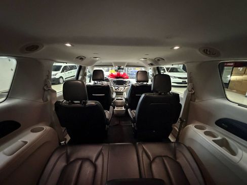 Used 2017 Chrysler Pacifica Touring-L Plus w/ Advanced Safetytec Group FWD image 18