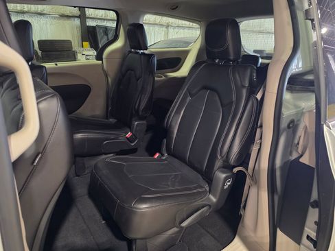 Used 2024 Chrysler Pacifica Touring-L FWD image 7