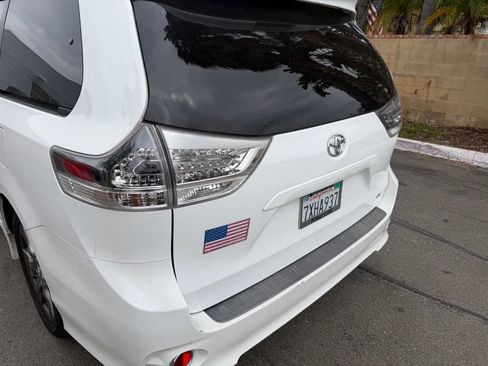 Used 2017 Toyota Sienna SE FWD image 11