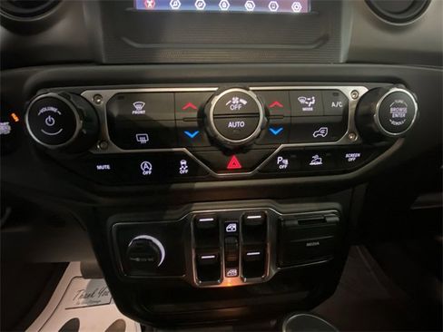 Used 2021 Jeep Gladiator Willys image 18
