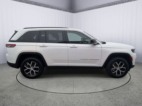 Used 2024 Jeep Grand Cherokee Limited image 2