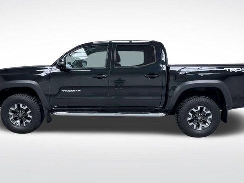 Used 2018 Toyota Tacoma TRD Off-Road w/ Technology Package AWD/4WD image 5