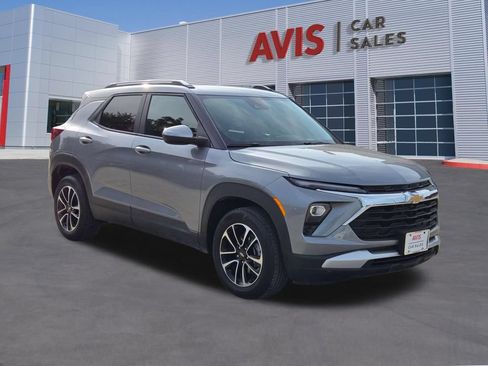 Used 2025 Chevrolet TrailBlazer LT AWD/4WD image 3