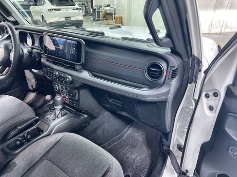 Used 2026 Jeep Wrangler Unlimited Rubicon AWD/4WD image 31