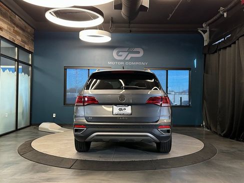 Used 2024 Volkswagen Taos SE w/ MDO Package image 4