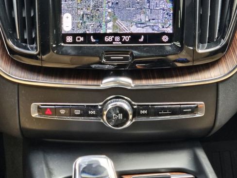 Used 2023 Volvo XC60 B5 Ultimate w/ Protection Package Premier FWD image 19
