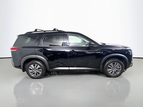 Used 2024 Nissan Pathfinder SV image 3