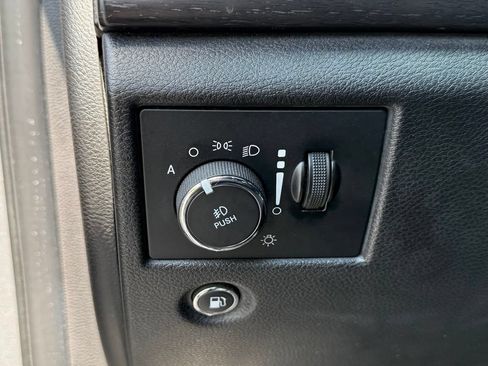 Used 2018 Jeep Grand Cherokee Laredo AWD/4WD image 19