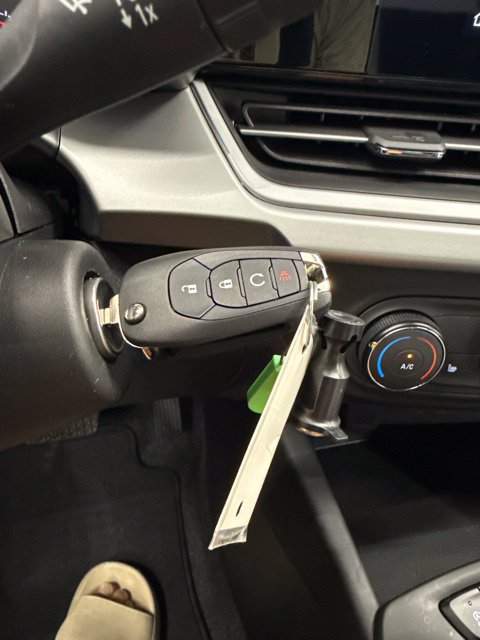 Used 2025 Chevrolet Trax RS w/ Sunroof Package FWD image 32