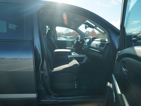 Used 2024 Nissan Titan SV w/ SV Convenience Package image 18