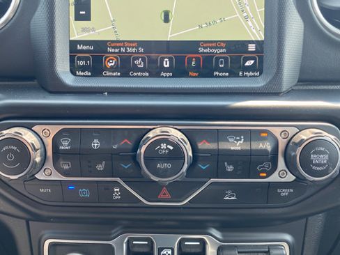 Used 2022 Jeep Wrangler Unlimited Sahara w/ Cold Weather Group AWD/4WD image 18