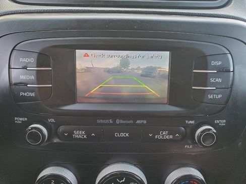 Used 2016 Kia Soul + image 12