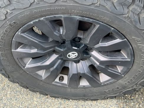 Used 2022 Toyota Tacoma Limited image 14