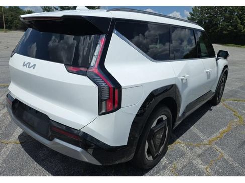 Used 2024 Kia EV9 Land AWD/4WD image 3