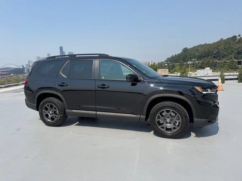 Certified 2025 Honda Pilot TrailSport image 3