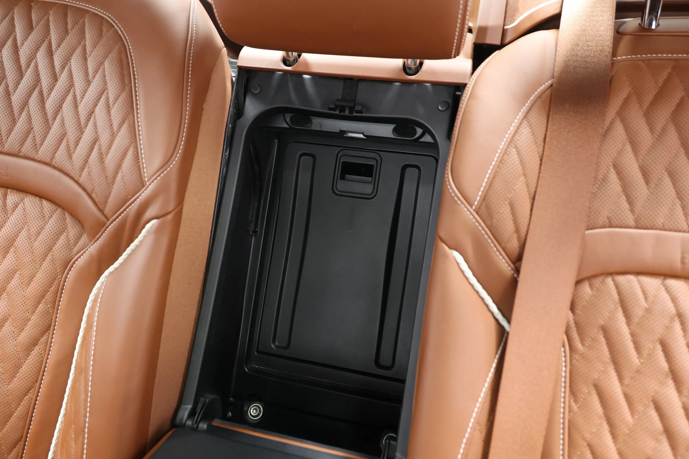 Used 2022 BMW ALPINA B7 xDrive w/ Luxury Rear Seating Package AWD/4WD image 54